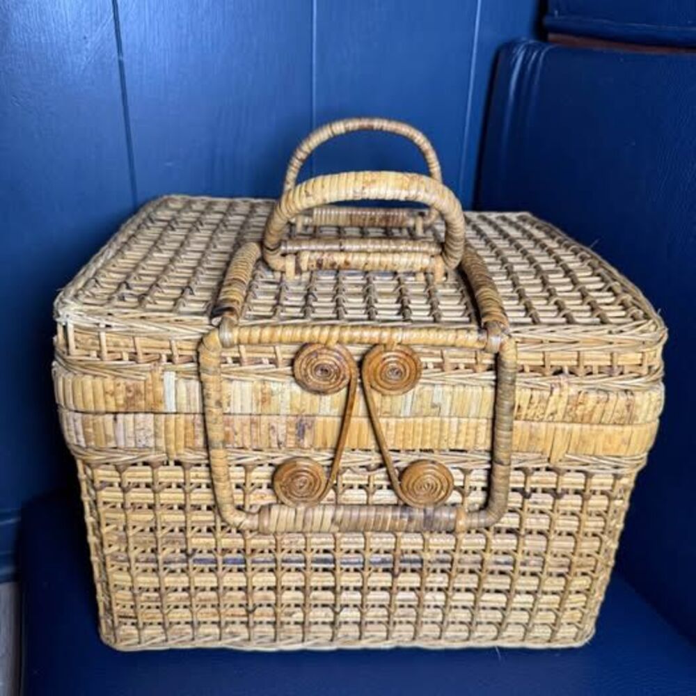 VNT Woven Rattan Picnic Basket Box Lidded Storage Case with Ornate Scroll Latch